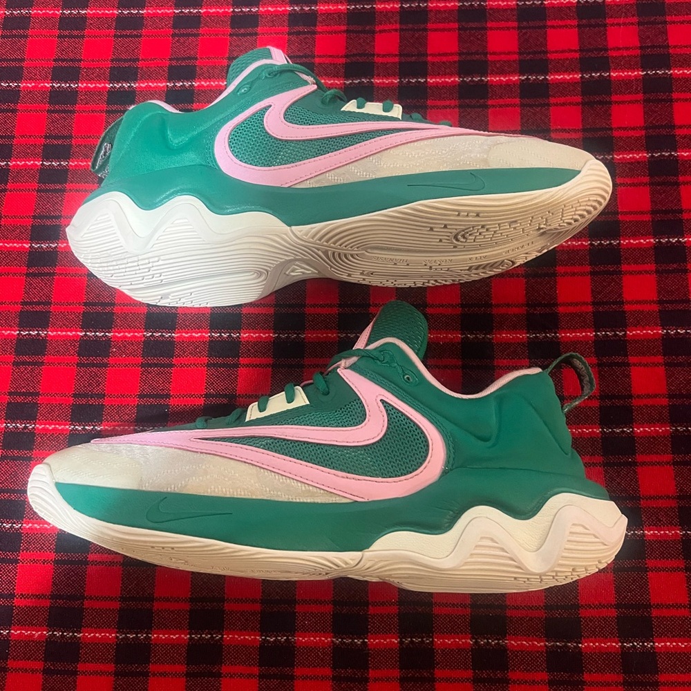 Nike Giannis immortality Sneakers in Green and Pink